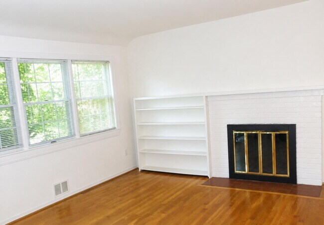 Foto del edificio - Elegant Split-Level Living in Prime Falls Church Location