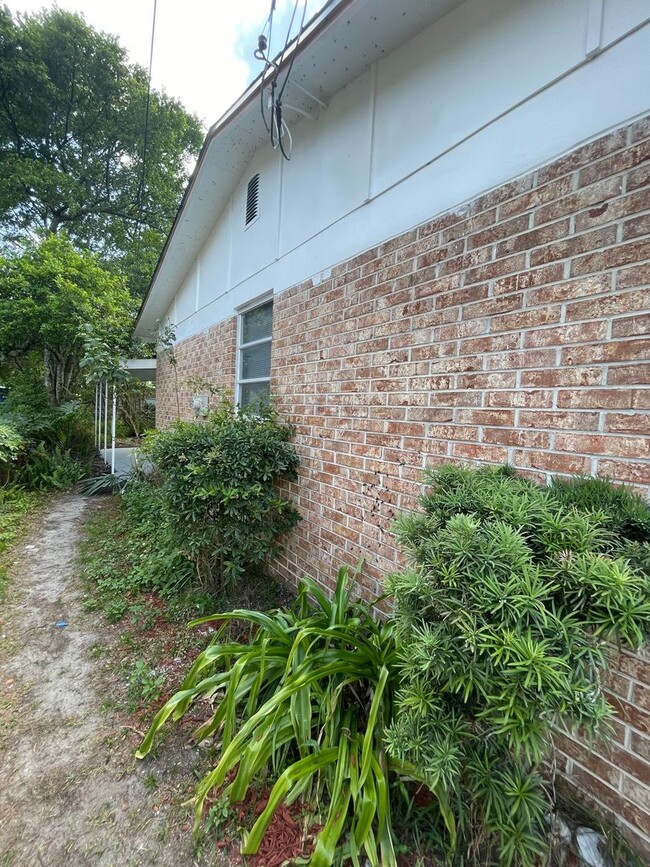 Building Photo - 5/2 Single Family home in East Grand Park ...