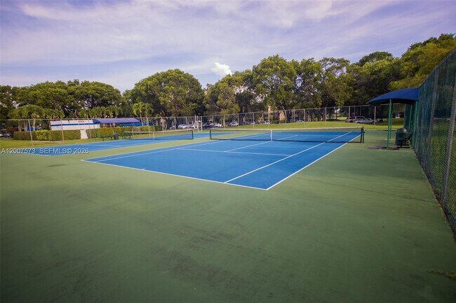 Foto del edificio - 16100 Golf Club Rd