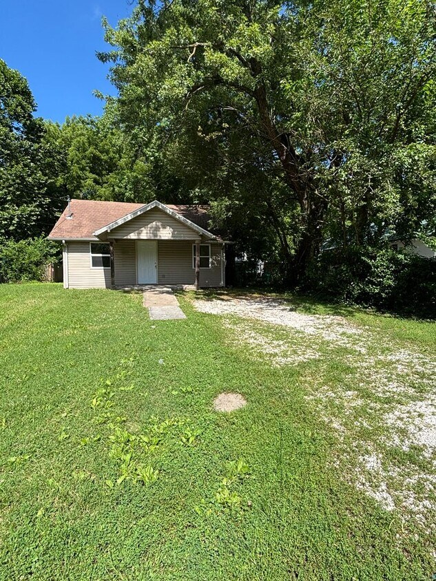 Foto principal - Cute 3 bedroom 1 bath home available now!