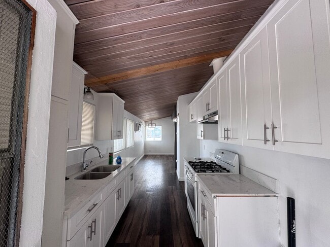 Building Photo - 4419 W Rosecrans Ave