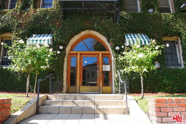 Building Photo - 611 Cloverdale Ave