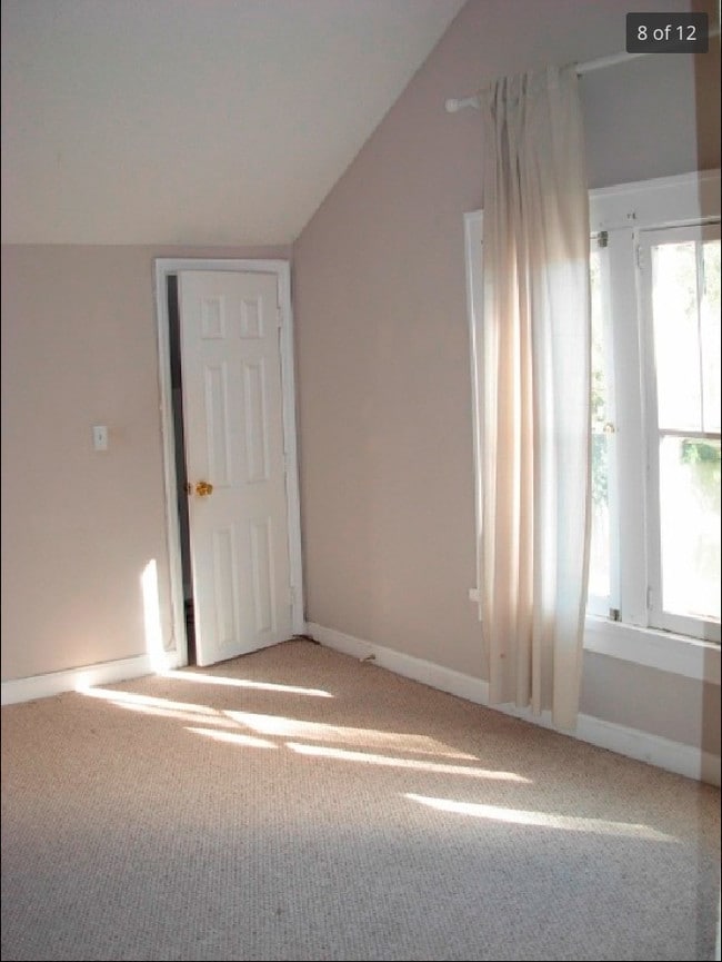 Dormitorio - 421 E Amelia St