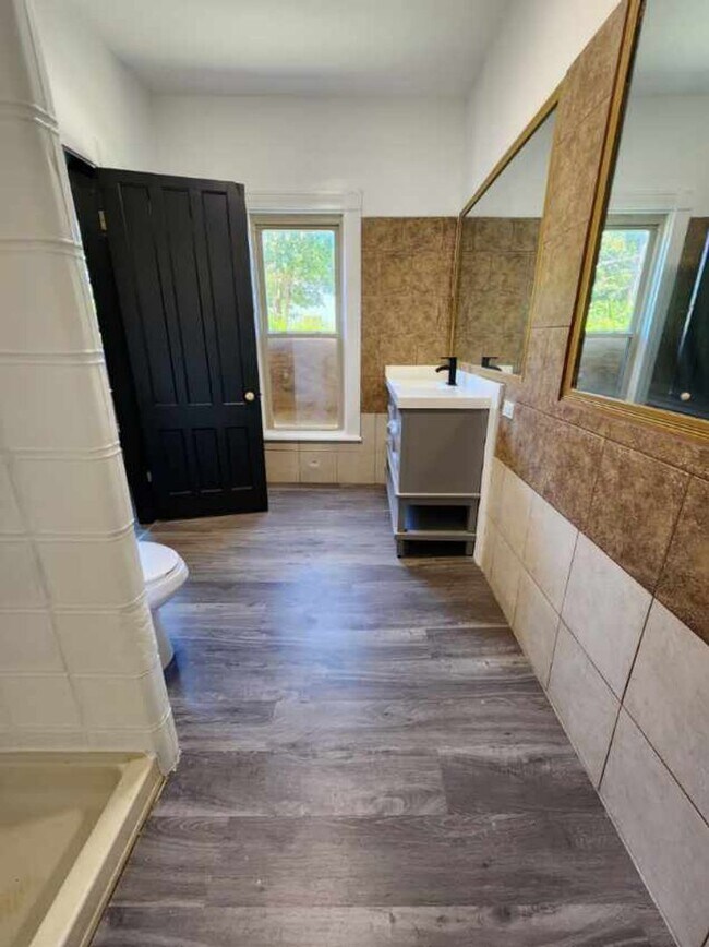 Building Photo - Three Bedroom Single Family Home!