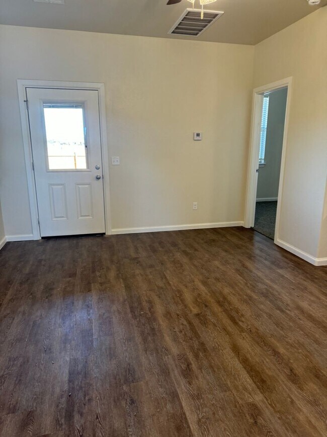 Building Photo - Duplex in Newcastle