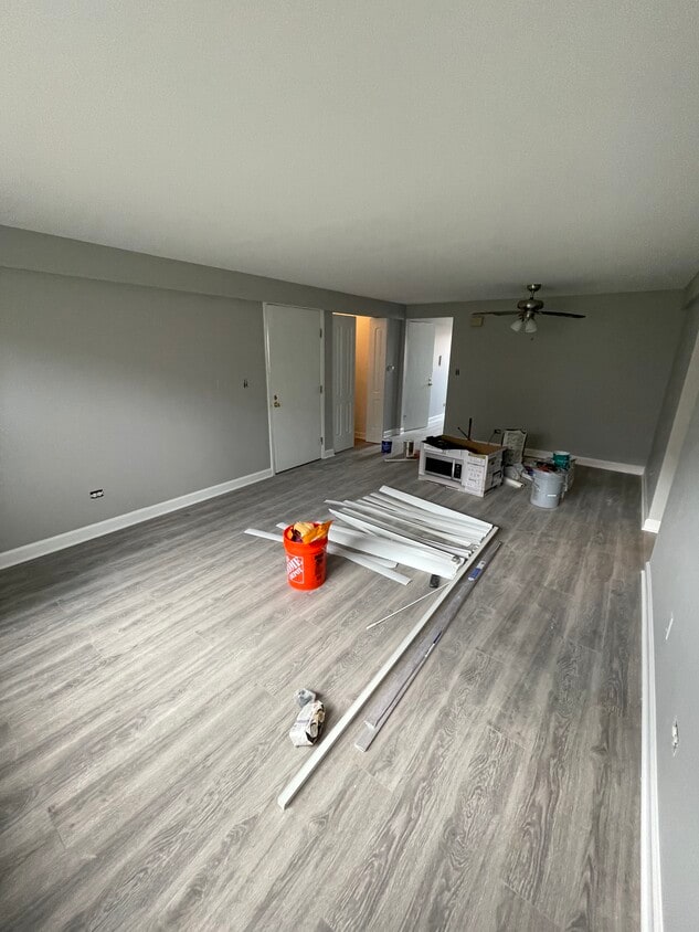Living room - 636 W Pickwick Ct