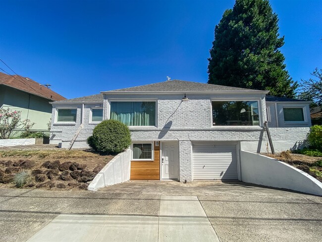 Building Photo - 2 br, 1 bath Duplex - 2715 Northeast Weidl...