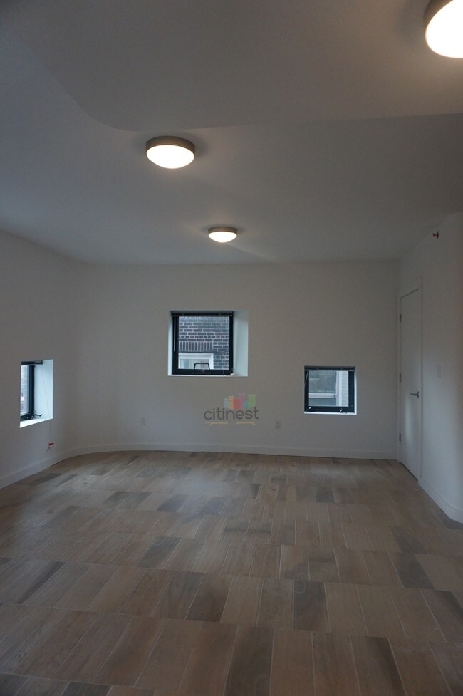 Building Photo - 761 55th St