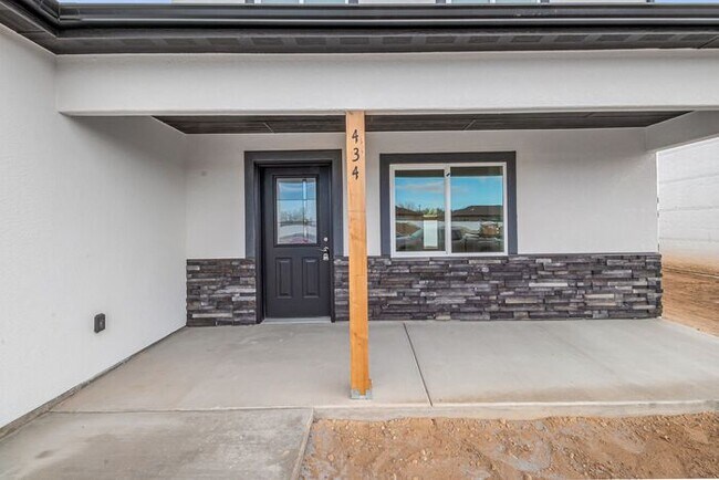 Foto del edificio - Price Drop! Beautiful 4-Bedroom Rental with Modern Upgrades and RV Parking!