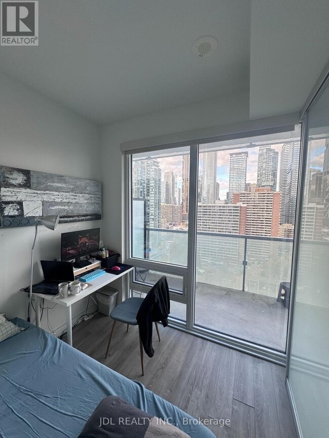 Photo du bâtiment - 28 Wellesley St E