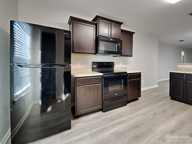 Foto del edificio - 6215 Baywood Cres
