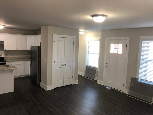 Building Photo - 2770 Fleetwood Dr