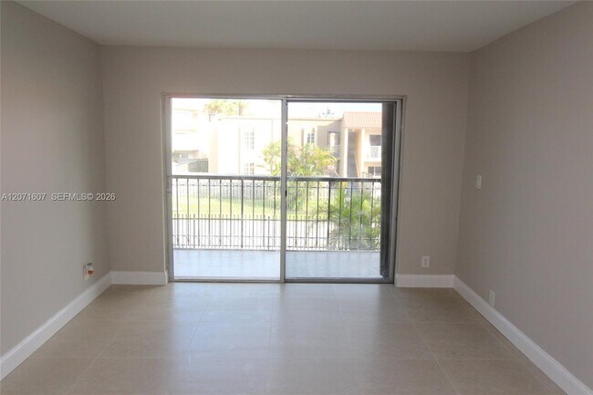 Foto del edificio - 8005 Lake Dr