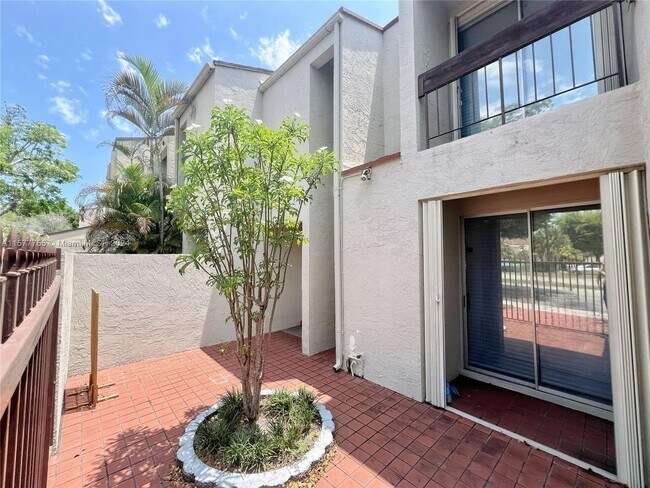 Building Photo - 9155 Fontainebleau Blvd