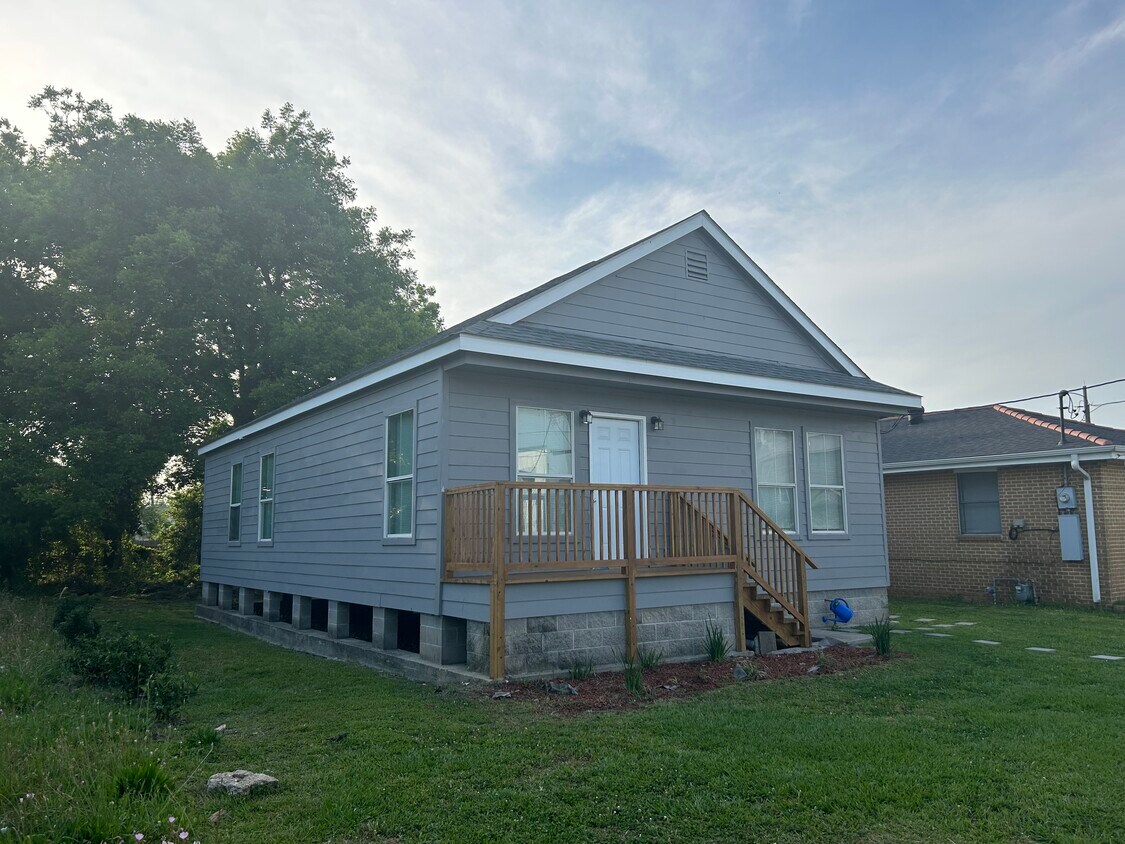Primary Photo - 1422 Deslonde St