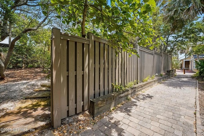 Foto del edificio - 1927 Beachside Ct