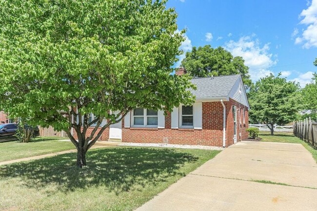 Building Photo - 603 Woodford St