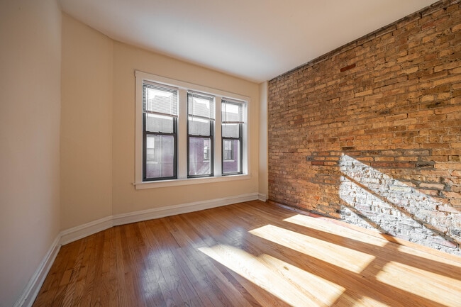 Building Photo - 3519 N Racine Ave