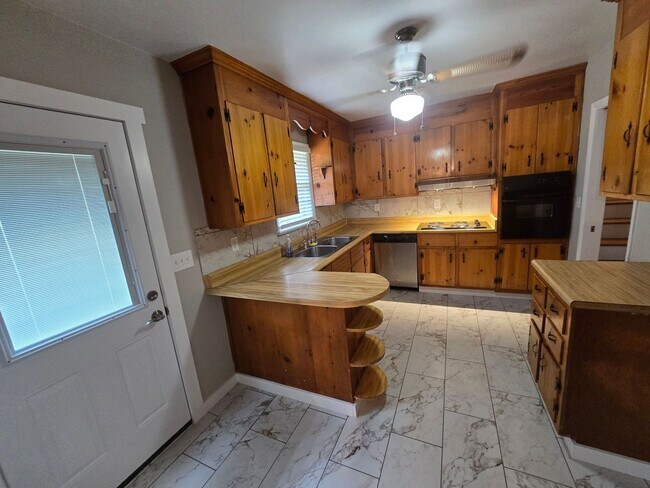 Foto del edificio - NEWLY REMODELED HOUSE IN COLONIAL HEIGHTS