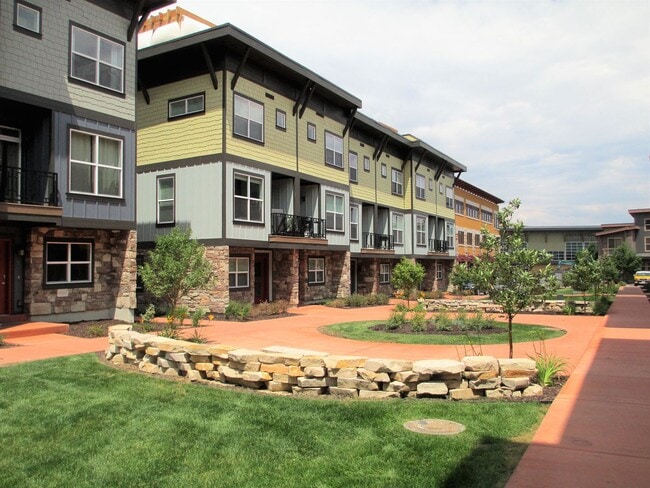 Building Photo - Centrally Located Newpark Townhome