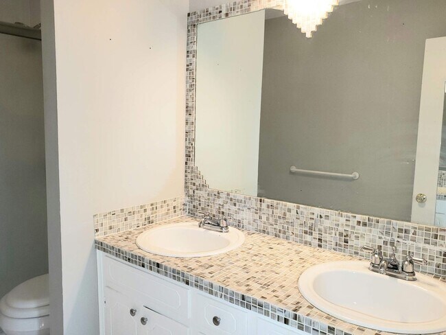 Building Photo - Vaughn Rd Convenient!