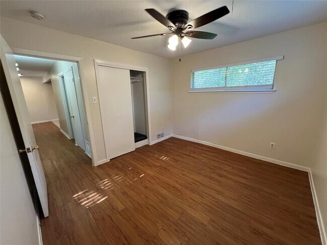Foto del edificio - 907 Possum Trot St
