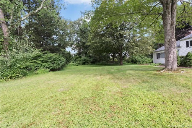 Building Photo - 10 Brooklawn Dr