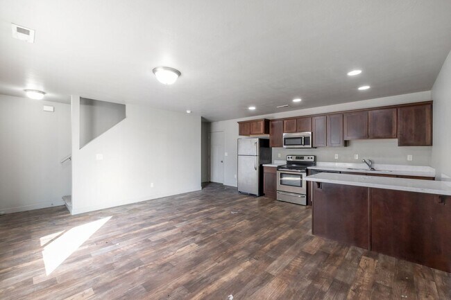 Building Photo - Beautiful 2 Story Townhome in Vineyard w/ ...
