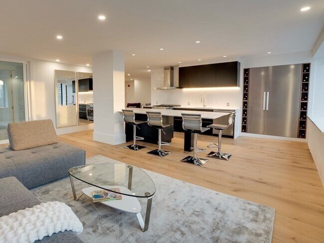 *Pictures are representative samples of the advertised unit. In some cases, the actual units you to - 40 Rowes Wharf