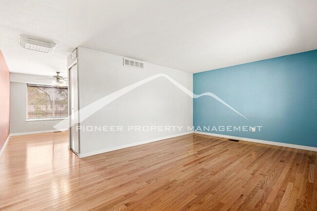 Foto del edificio - Beautiful Home with Fenced Back Yard and A...