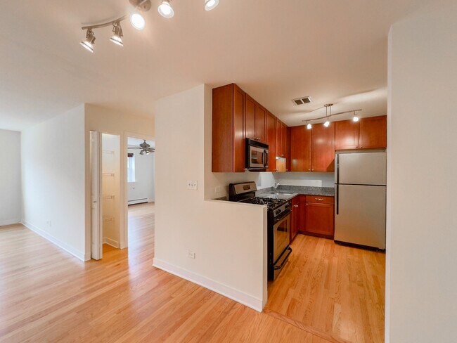 Building Photo - 625 W Wrightwood Ave