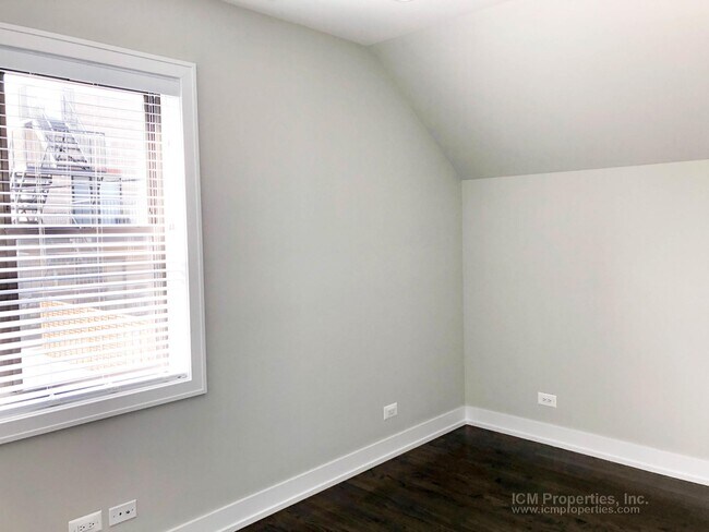 Foto del edificio - 3352 N Kenmore Ave