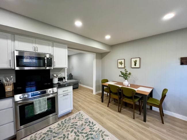 Building Photo - 406 NW D St