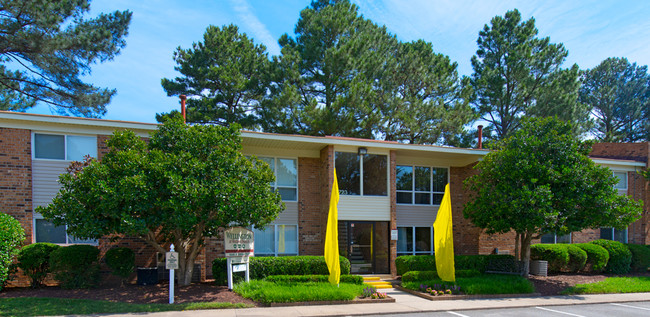 Deja que nuestro amable personal te ayude a encontrar el hogar perfecto - Wellington at Western Branch Apartments