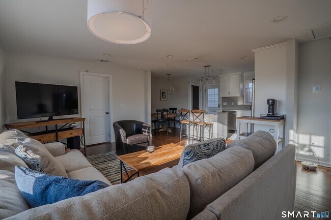 Foto del edificio - 348 Buckingham Ave