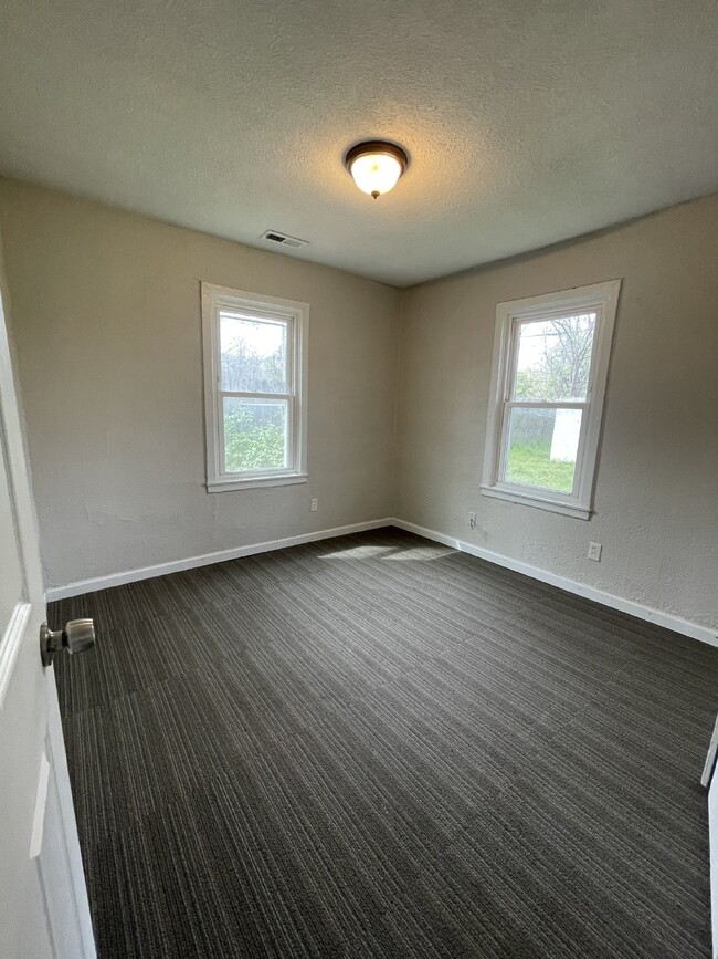 Building Photo - 2 Bedroom and 1 Bath,