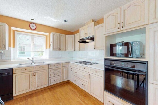 Photo du bâtiment - 4 Bed 3 Bath Unit in St. Albert, AB