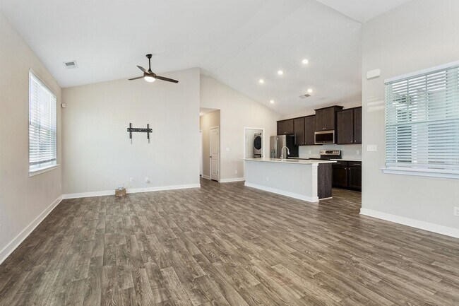 Foto del edificio - End Unit 2BR Condo with Garage, Balcony & Open Living