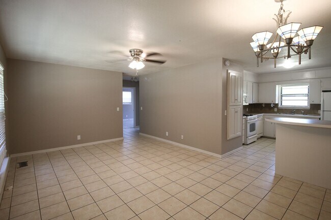 Building Photo - Stunning 3 Bed 1.5 Bath In Quiet Neighborhood