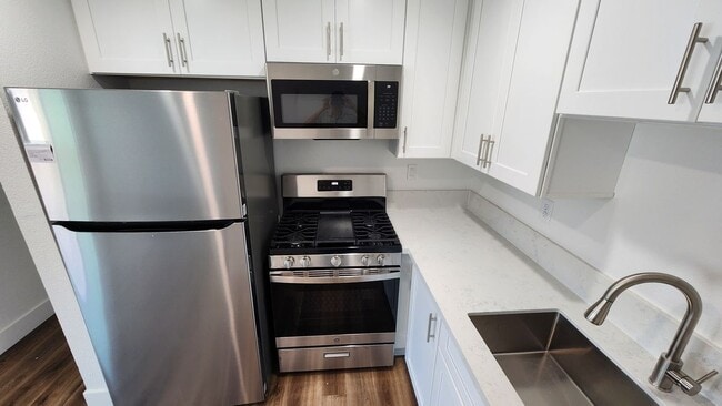 Building Photo - 988 El Camino Dr