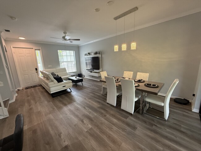 Foto del edificio - 14617 Sutherland Ave