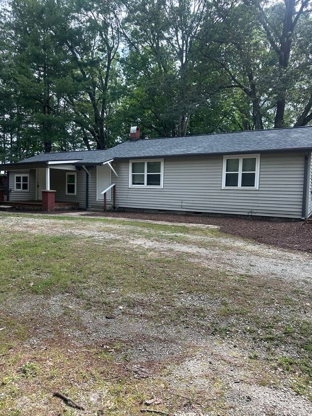 Private ranch with spacious yard! Can accommodate 5 bedrooms! - Private ranch with spacious yard! Can accommodate 5 bedrooms!