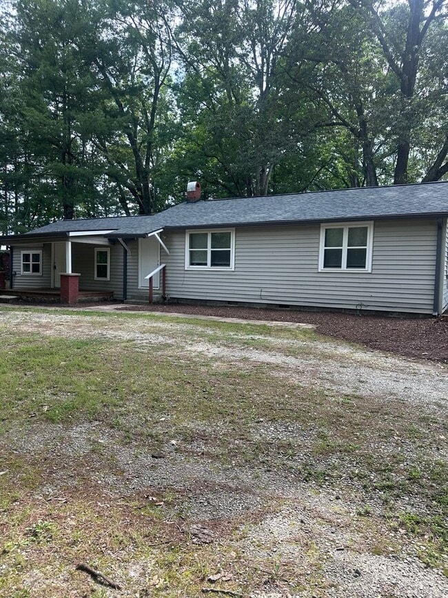 Building Photo - Private ranch with spacious yard! Can acco...