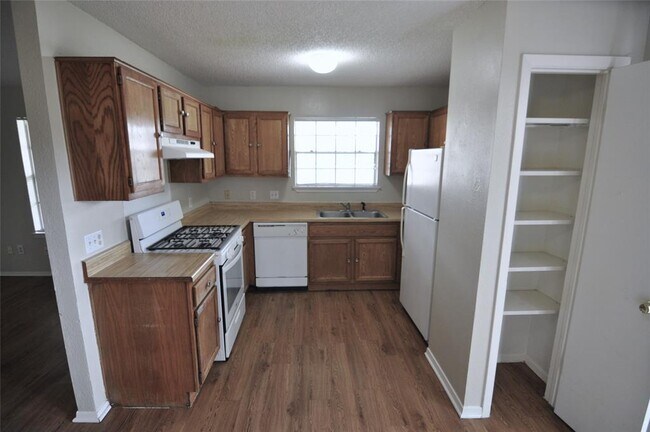 Foto del edificio - 402 Burlwood Ct