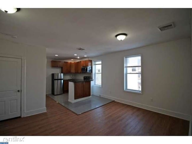 Building Photo - 2 br, 1 bath Triplex - 211 S 45th St #3