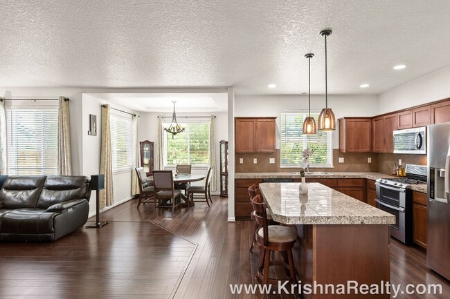 Building Photo - Lovely 3 BD*  2.5 BA* Single Family Home N...