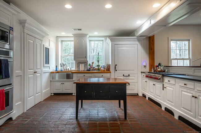 Foto del edificio - 109 Dibble Hill Rd