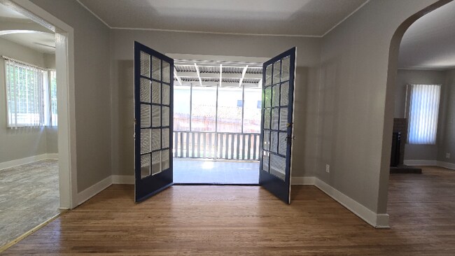 Building Photo - 915 Beverly Way