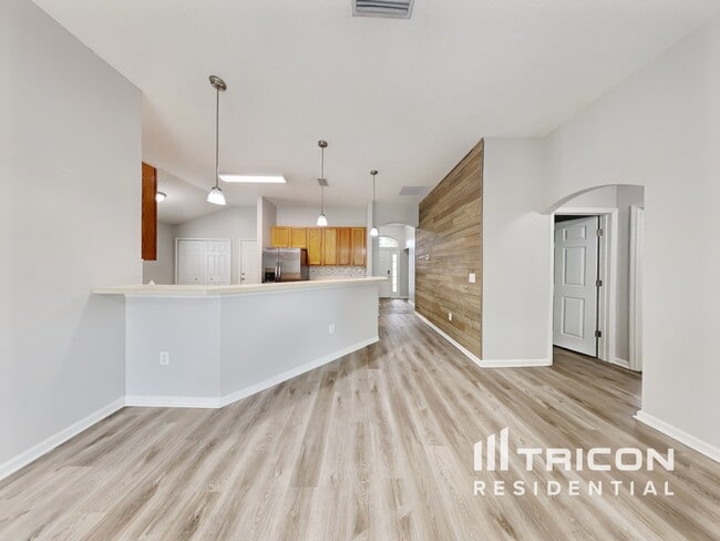 Foto del edificio - 2450 Creekfront Dr