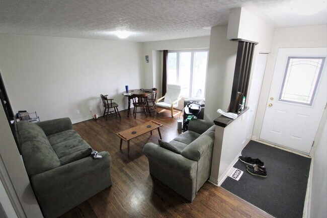 Building Photo - 983 Eiffel Av
